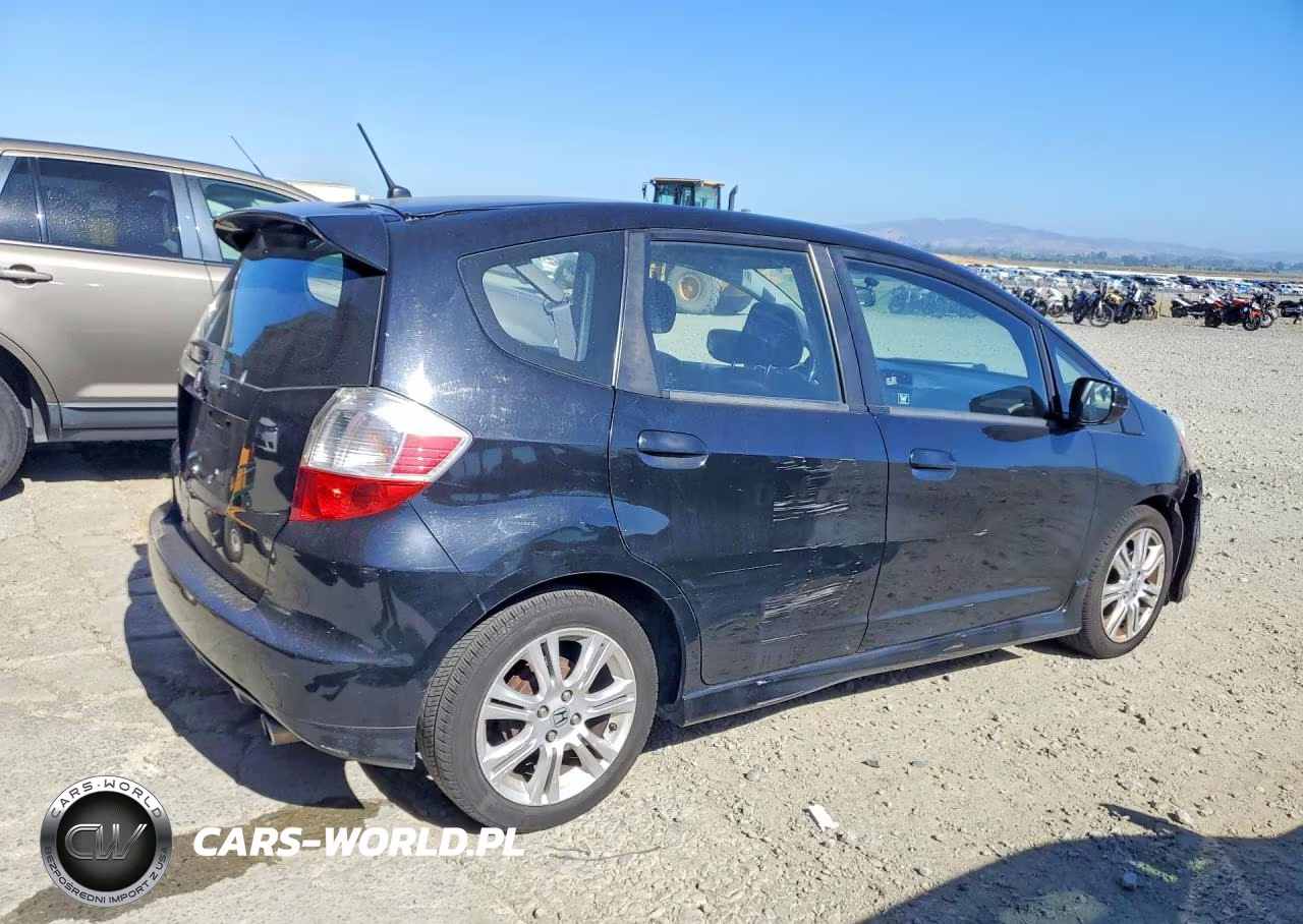 2011 Honda Fit Sport VIN:JHMGE8H52BC024332 - 3
