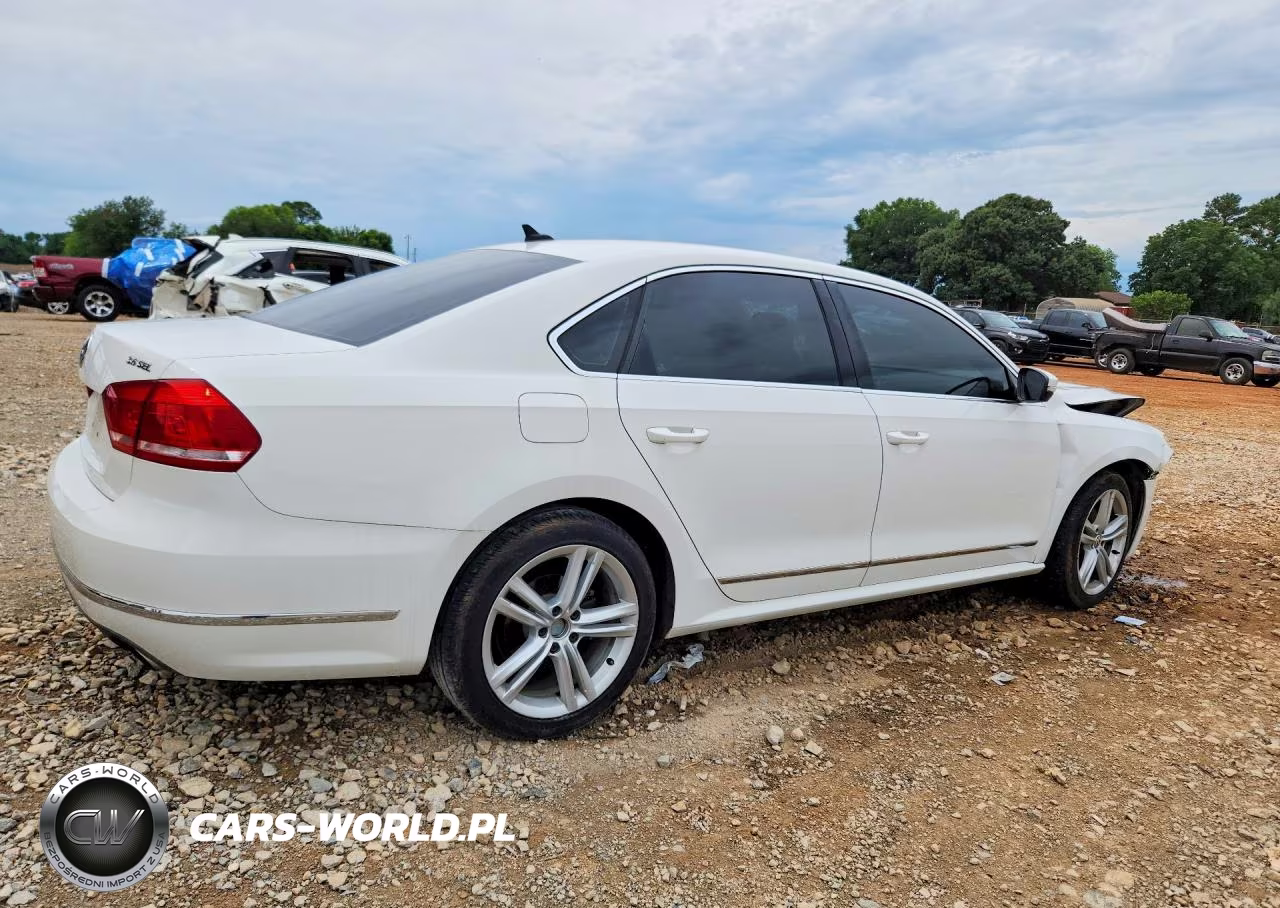 2013 Volkswagen Passat Sel VIN:1VWCM7A3XDC067855 - 3