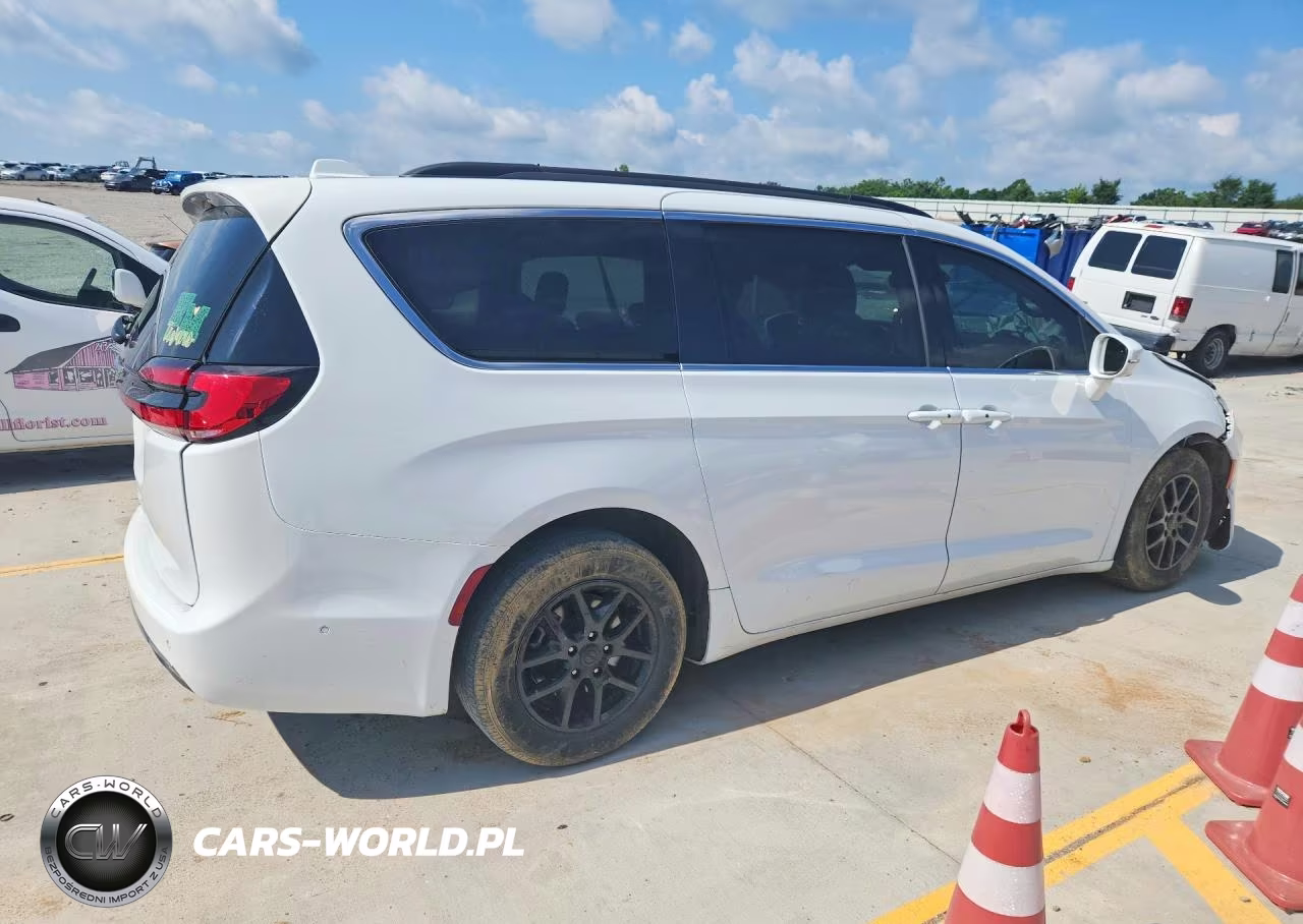 2022 Chrysler Pacifica Touring L VIN:2C4RC1BG8NR141023 - 3