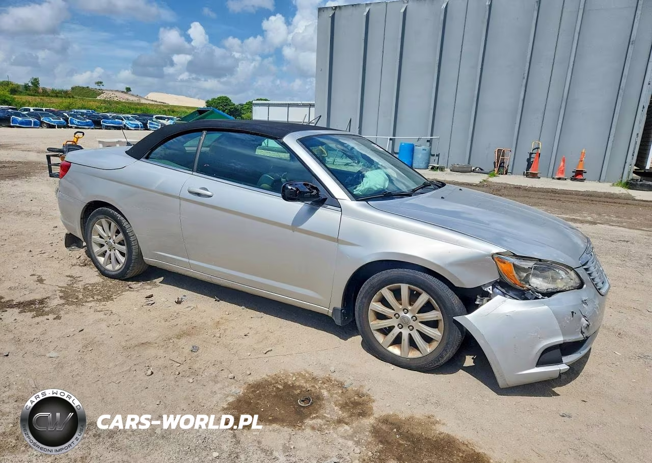 2012 Chrysler 200 Touring VIN:1C3BCBEB6CN160384 - 4