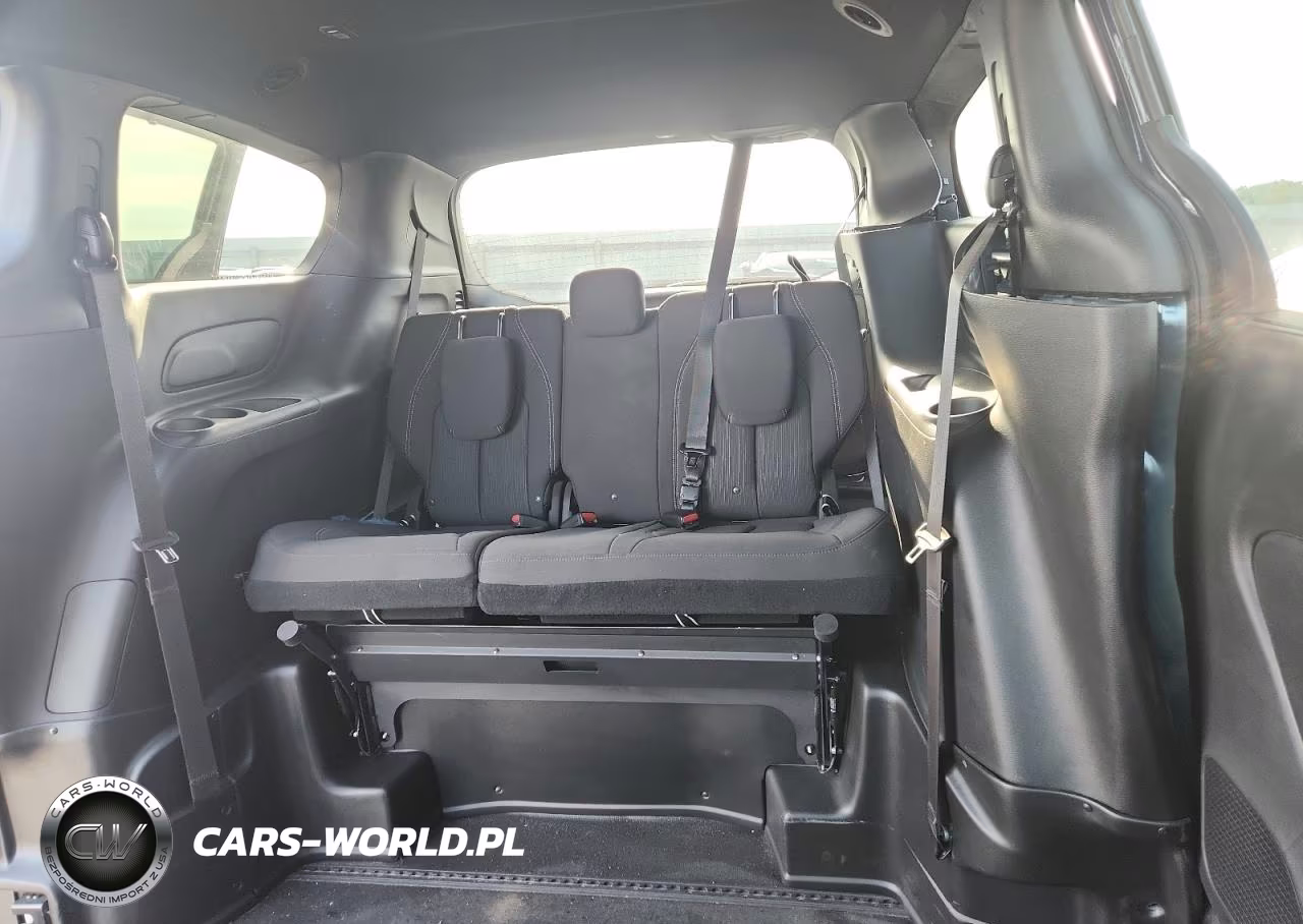 2019 Chrysler Pacifica Touring Plus VIN:2C4RC1FG3KR643783 - 10