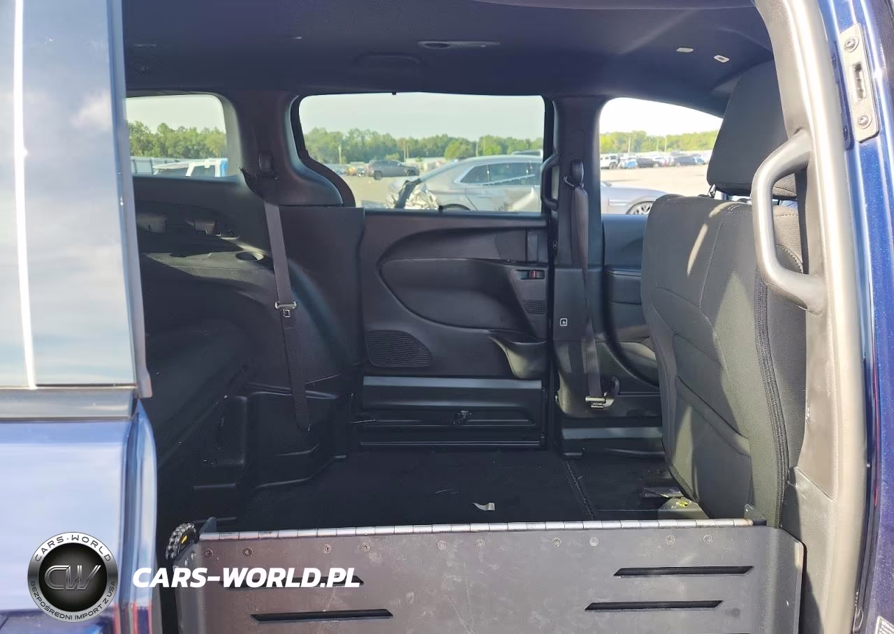 2019 Chrysler Pacifica Touring Plus VIN:2C4RC1FG3KR643783 - 11