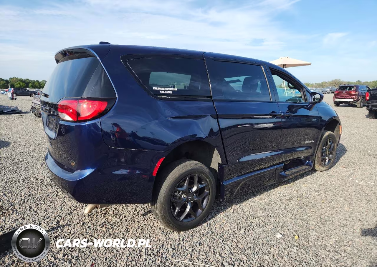 2019 Chrysler Pacifica Touring Plus VIN:2C4RC1FG3KR643783 - 3