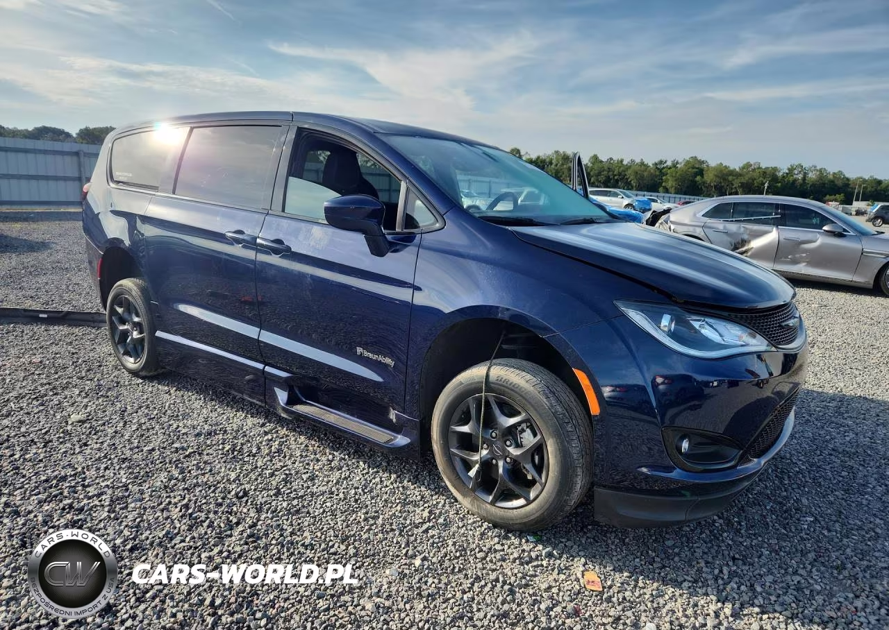 2019 Chrysler Pacifica Touring Plus VIN:2C4RC1FG3KR643783 - 4