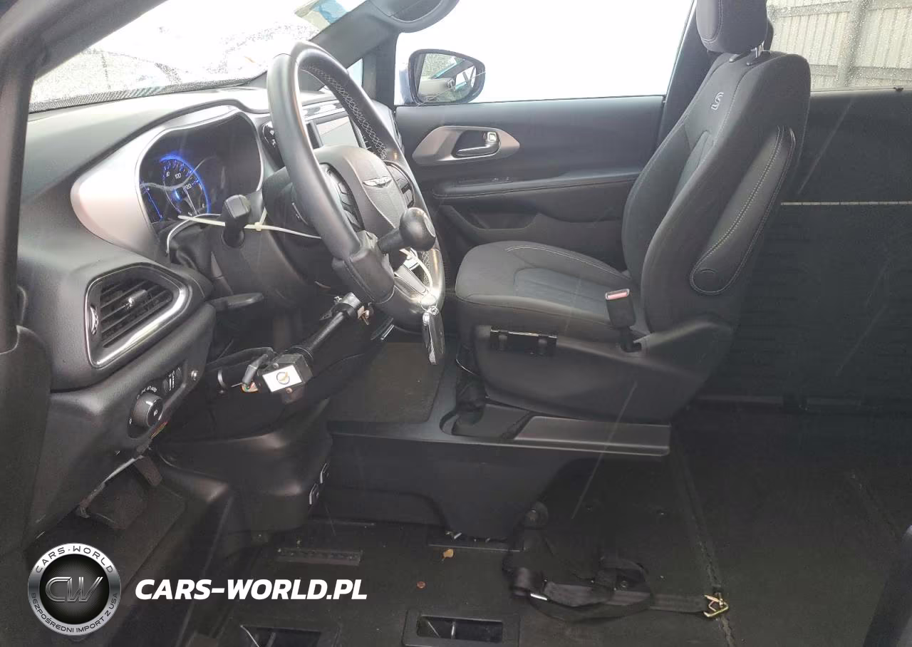 2019 Chrysler Pacifica Touring Plus VIN:2C4RC1FG3KR643783 - 7
