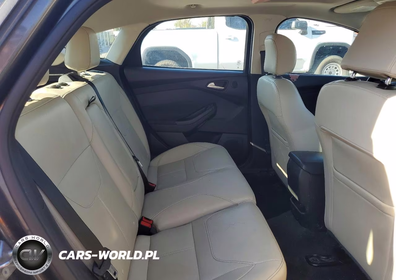 2018 Ford Focus Titanium VIN:1FADP3N2XJL323423 - 10