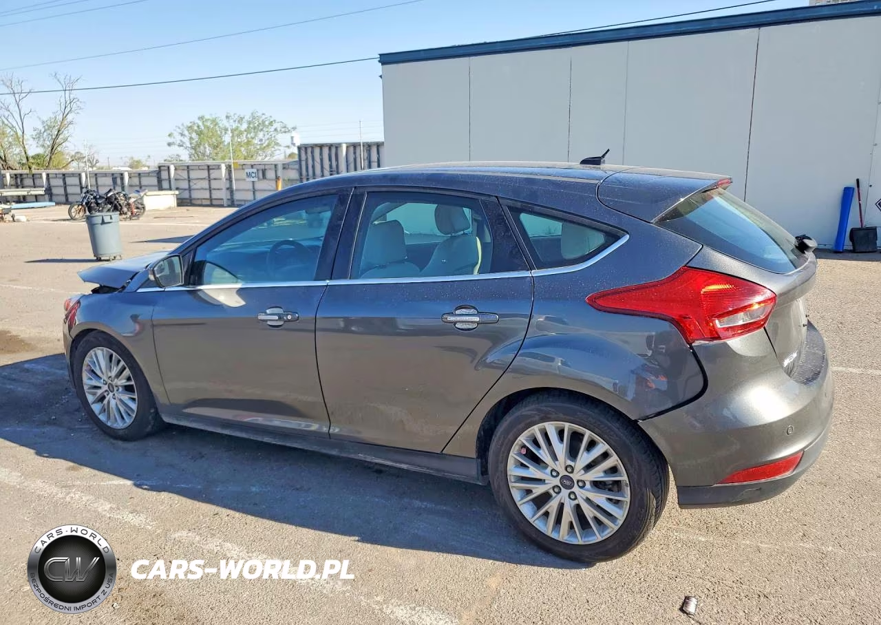 2018 Ford Focus Titanium VIN:1FADP3N2XJL323423 - 2