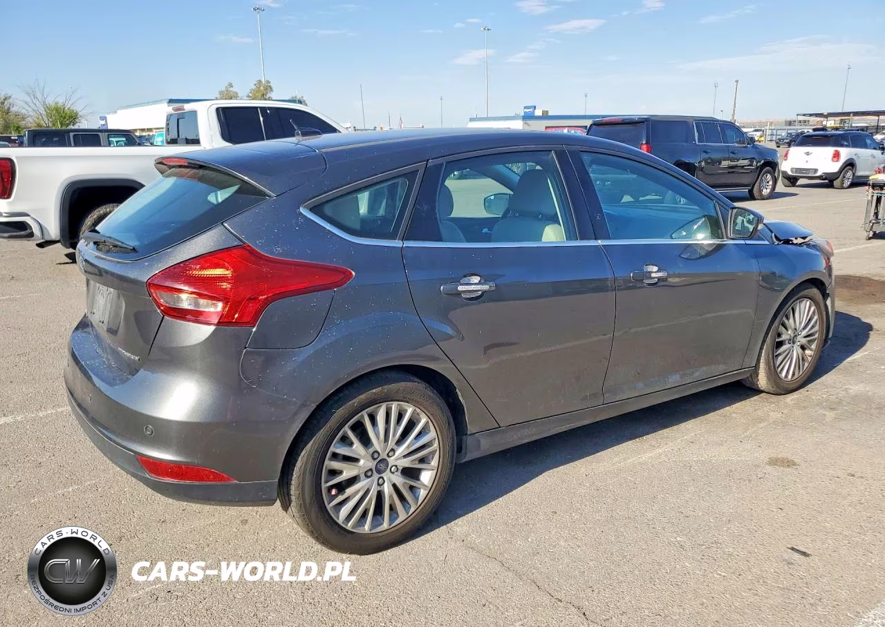 2018 Ford Focus Titanium VIN:1FADP3N2XJL323423 - 3