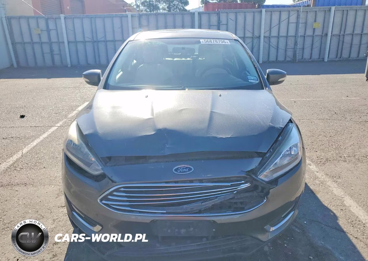2018 Ford Focus Titanium VIN:1FADP3N2XJL323423 - 5