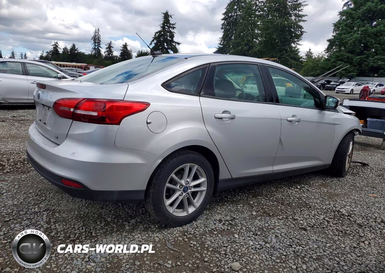 2017 Ford Focus Se VIN:1FADP3F26HL207144 - 3