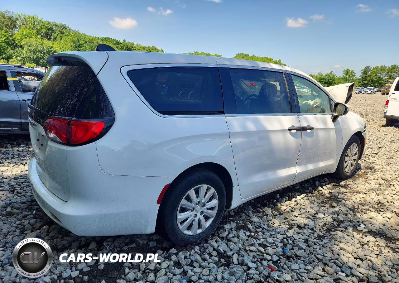 2019 Chrysler Pacifica L VIN:2C4RC1AG1KR531782 - 3