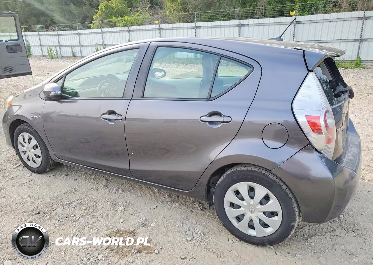 2014 Toyota Prius C Three VIN:JTDKDTB32E1565177 - 2