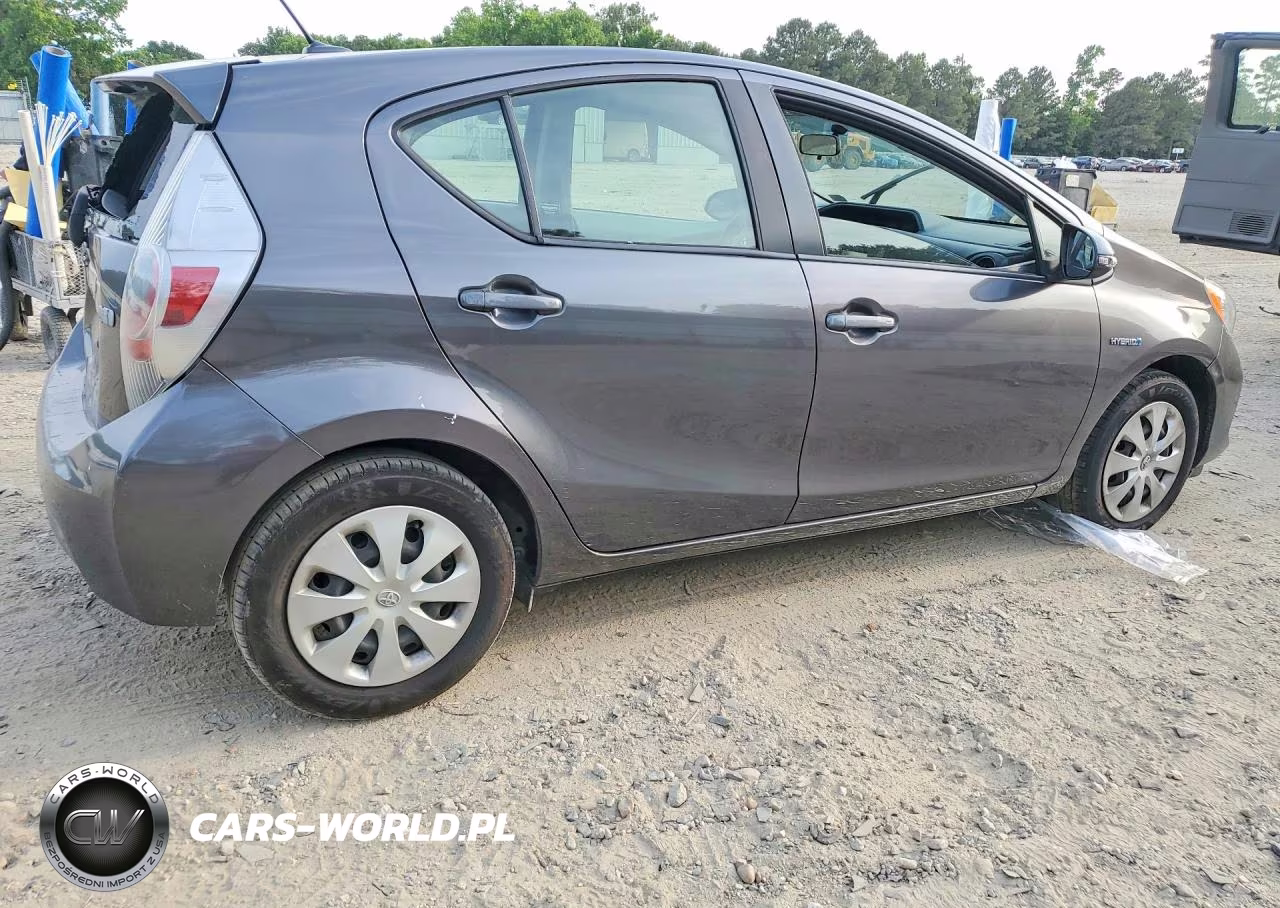 2014 Toyota Prius C Three VIN:JTDKDTB32E1565177 - 3