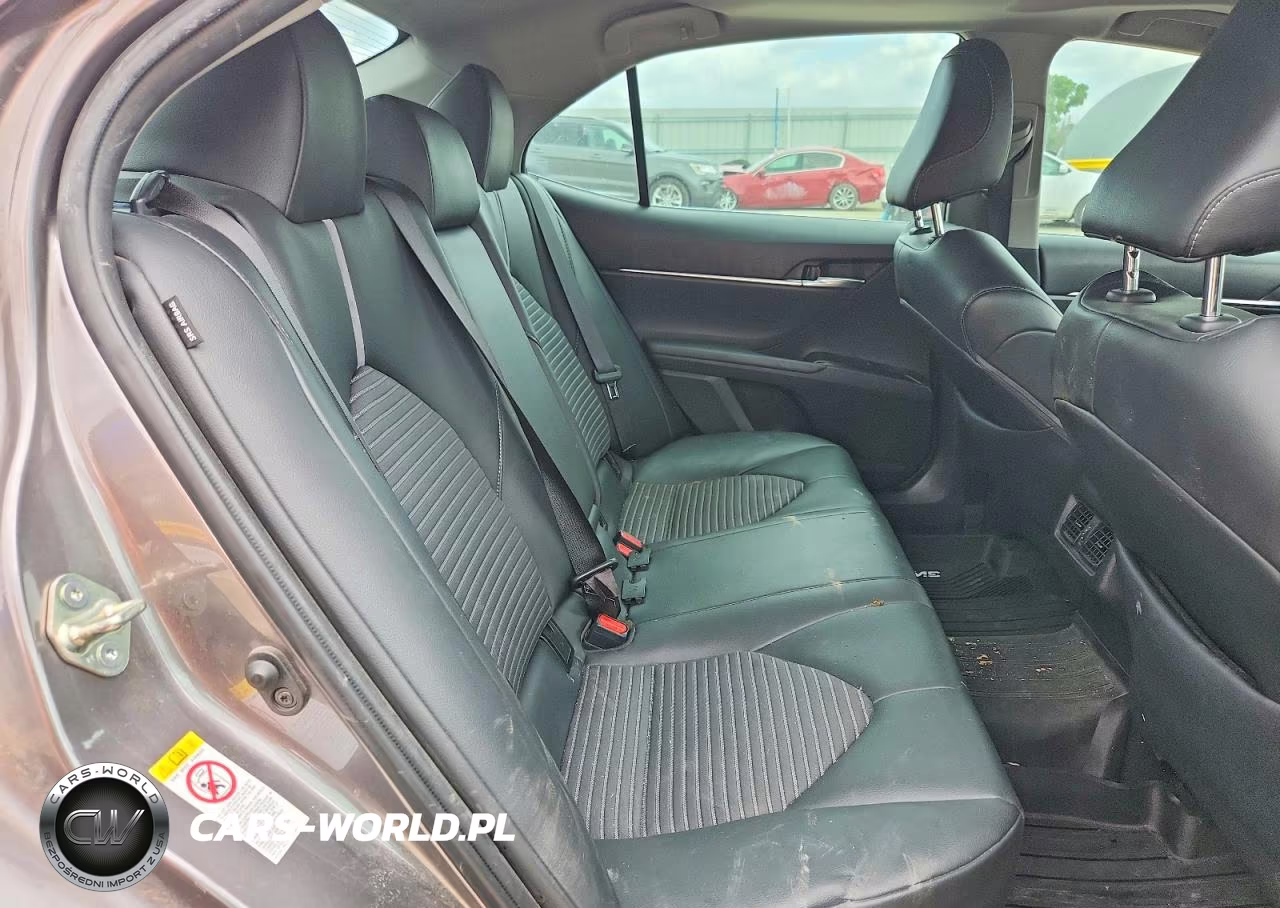 2018 Toyota Camry Se VIN:4T1B11HK0JU139973 - 10