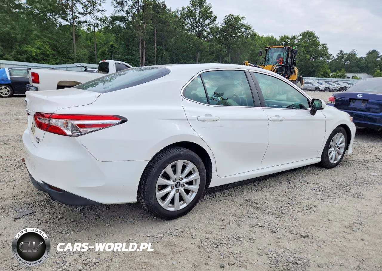 2018 Toyota Camry Le VIN:4T1B11HK9JU009965 - 3