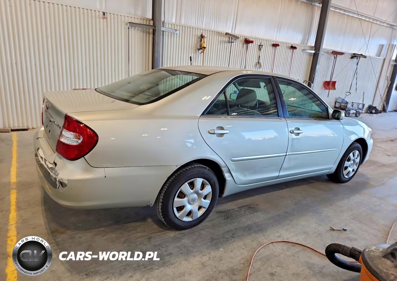 2002 Toyota Camry Le VIN:JTDBE32K820045555 - 3