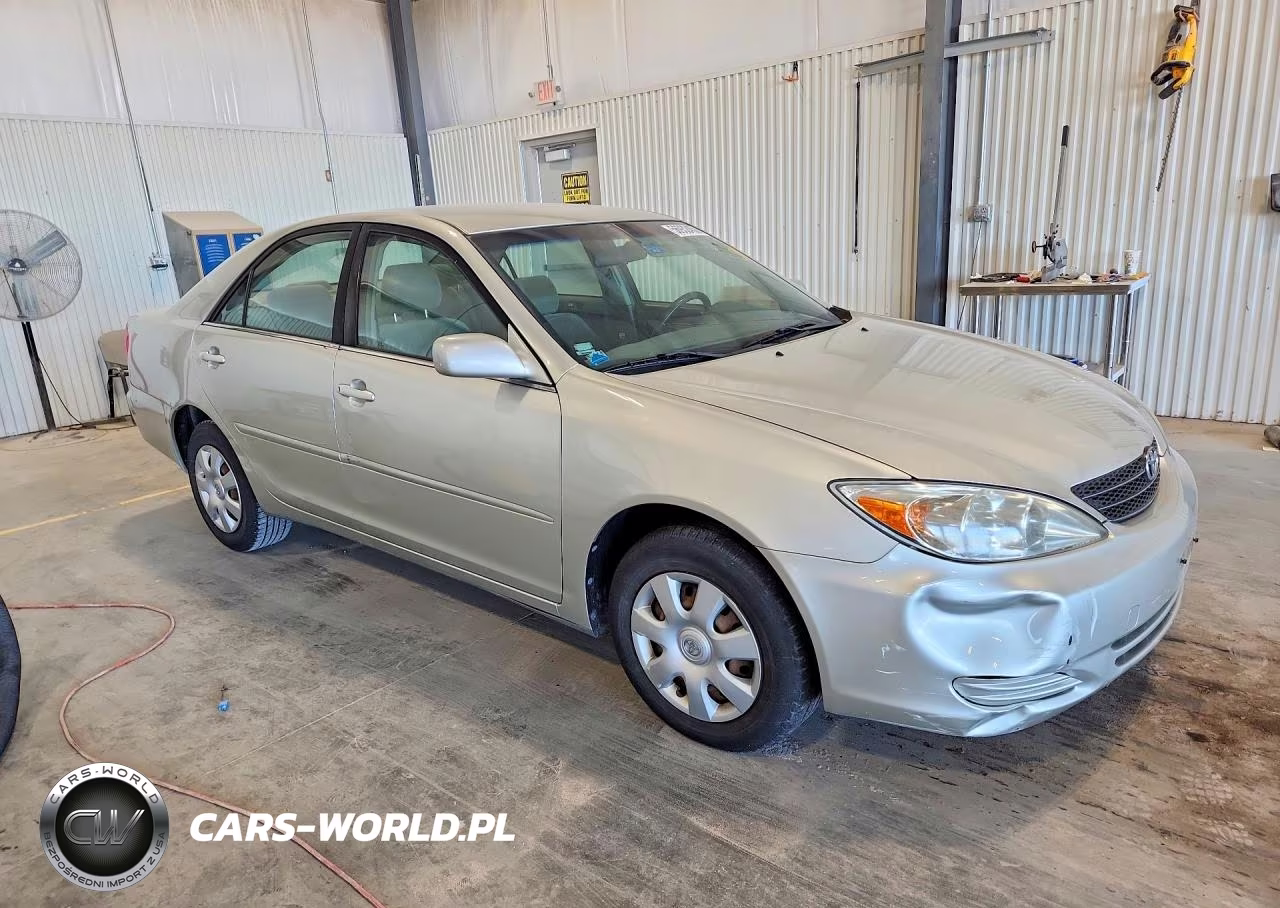 2002 Toyota Camry Le VIN:JTDBE32K820045555 - 4
