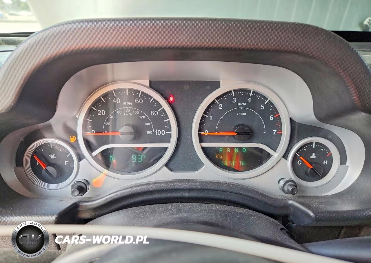 2008 Jeep Wrangler Sahara VIN:1J4FA54108L643749 - 9