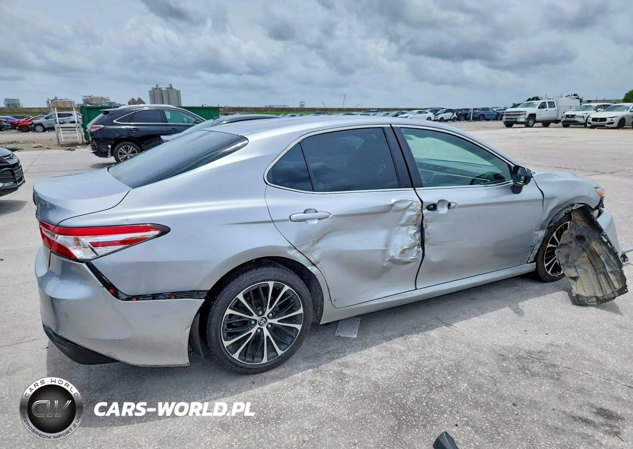 2018 Toyota Camry Le VIN:4T1B11HK1JU501051 - 3