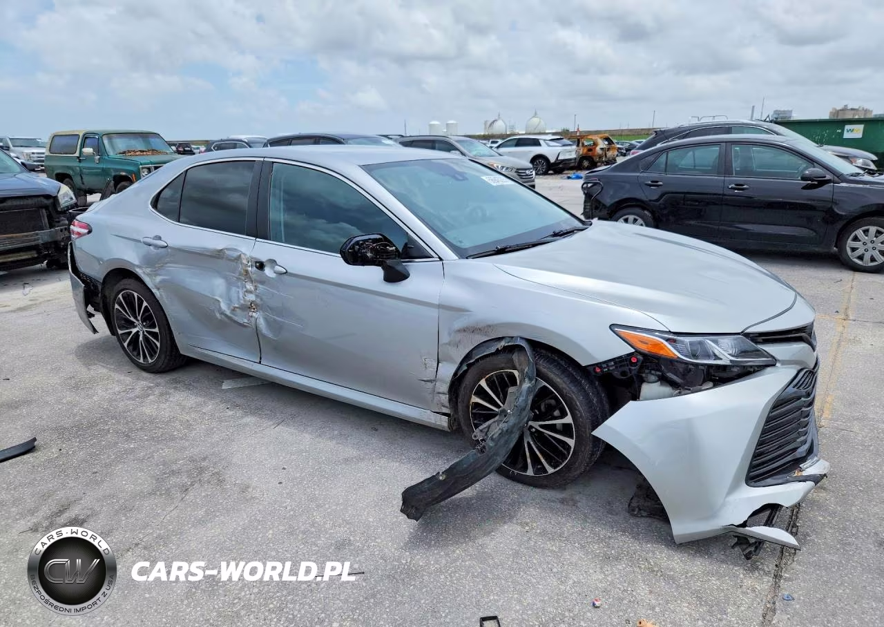 2018 Toyota Camry Le VIN:4T1B11HK1JU501051 - 4