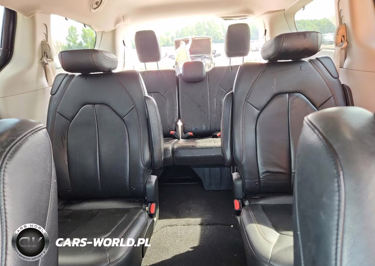 2018 Chrysler Pacifica Touring L Plus VIN:2C4RC1EG9JR194965 - 10