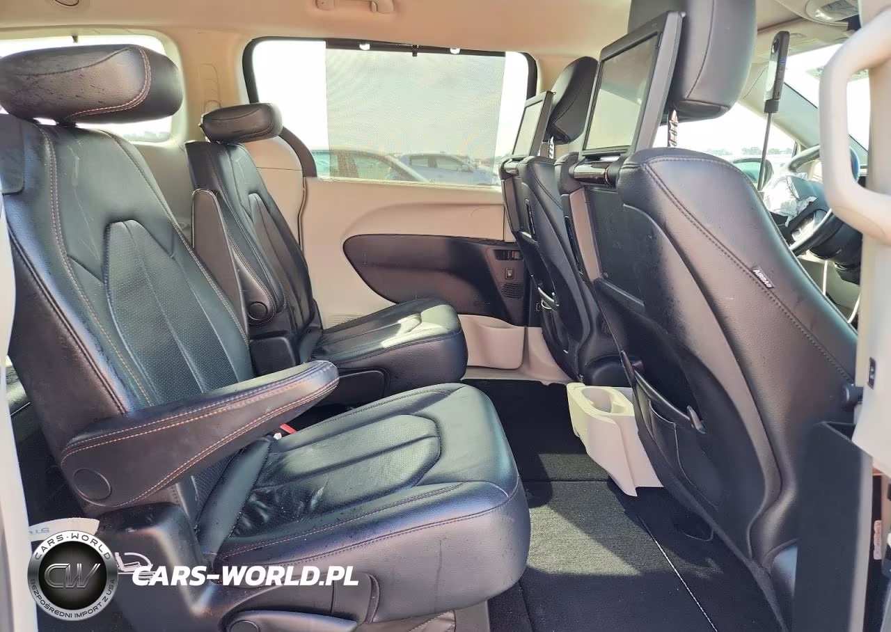 2018 Chrysler Pacifica Touring L Plus VIN:2C4RC1EG9JR194965 - 11