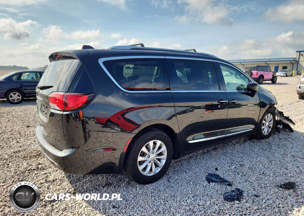 2018 Chrysler Pacifica Touring L Plus VIN:2C4RC1EG9JR194965 - 3