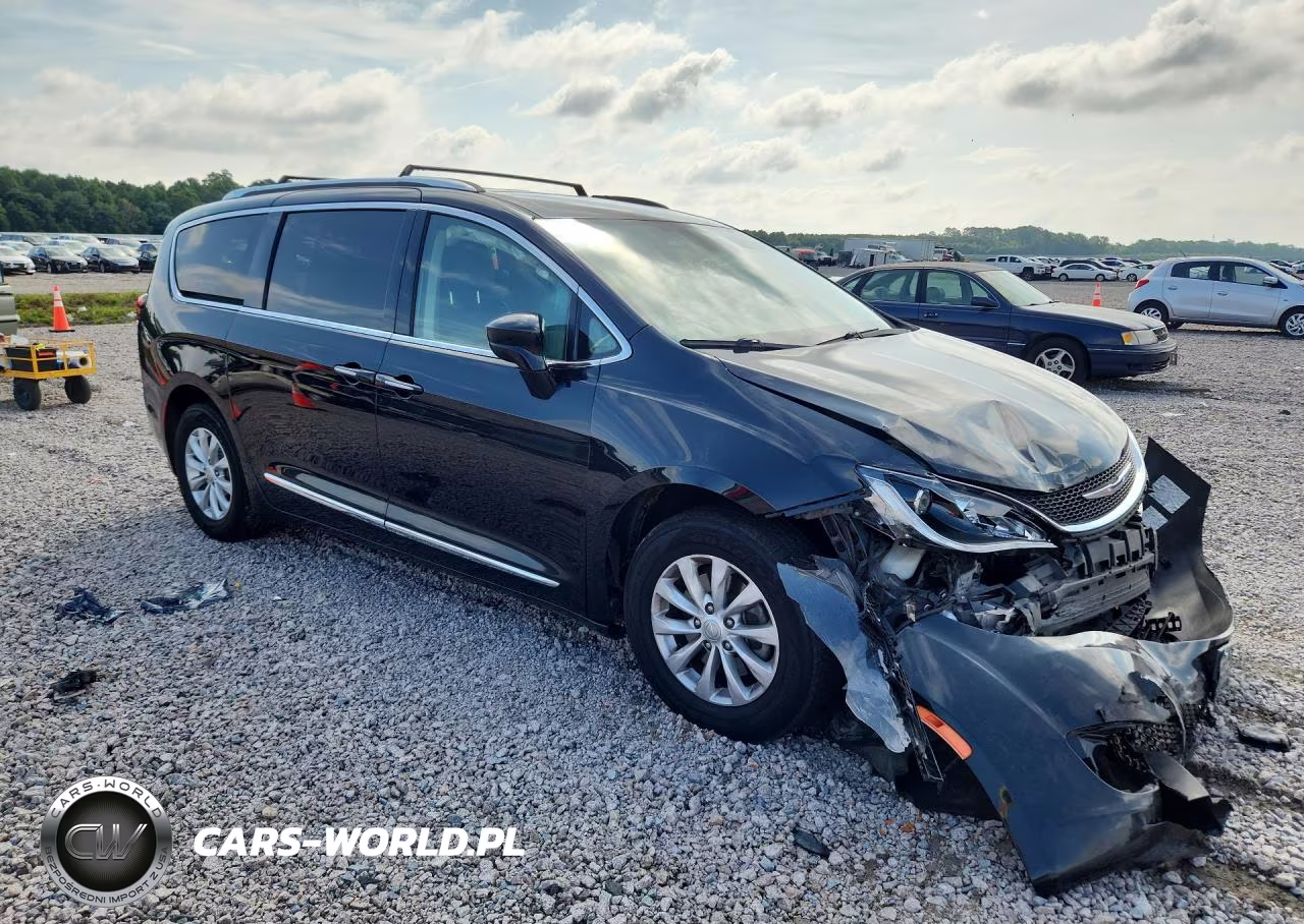 2018 Chrysler Pacifica Touring L Plus VIN:2C4RC1EG9JR194965 - 4