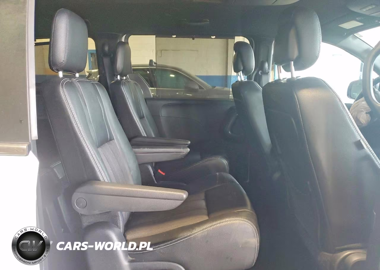 2015 Chrysler Town & Country S VIN:2C4RC1HG2FR720128 - 11