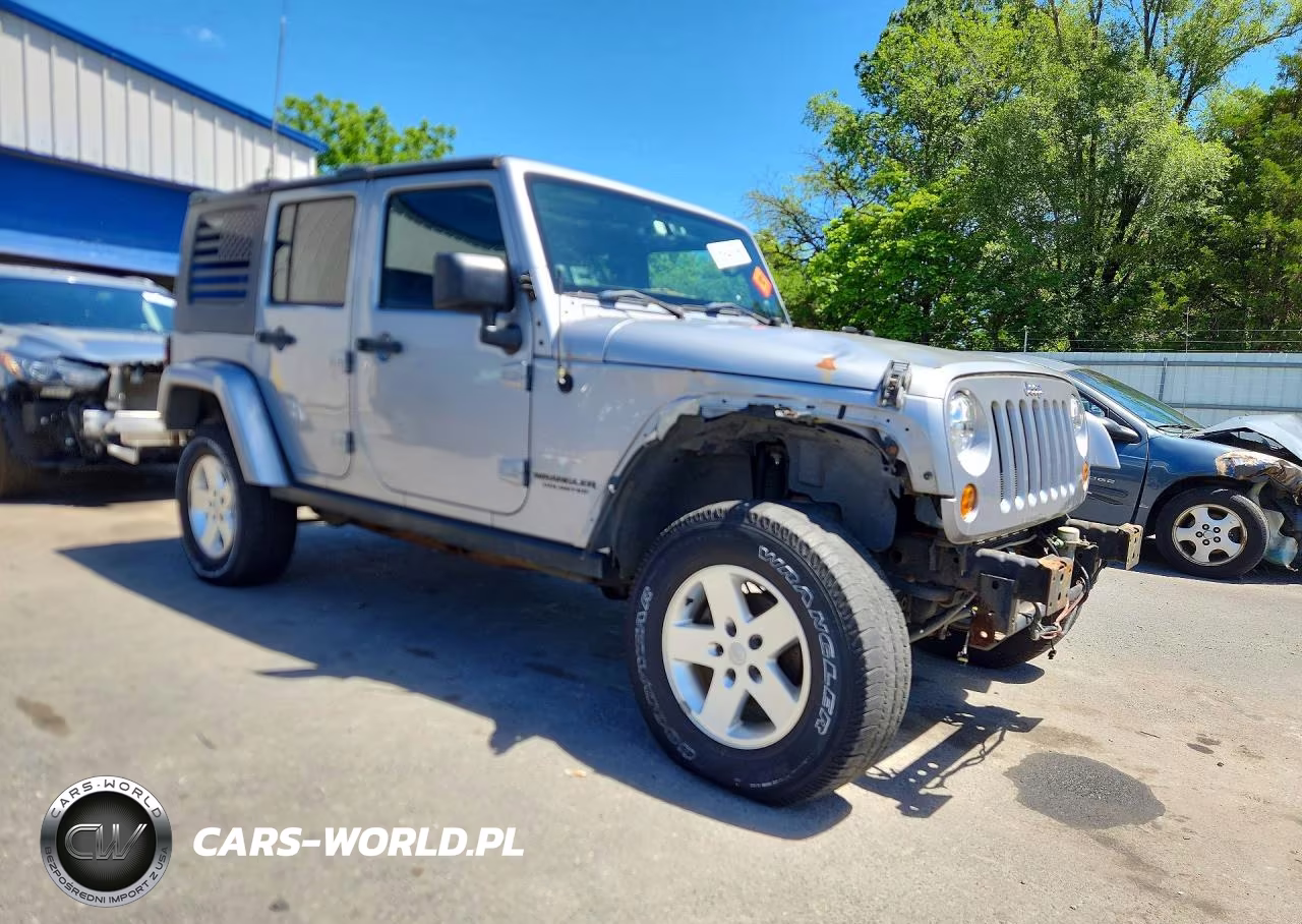 2013 Jeep Wrangler Unlimited Sahara VIN:1C4BJWEG0DL562838 - 4