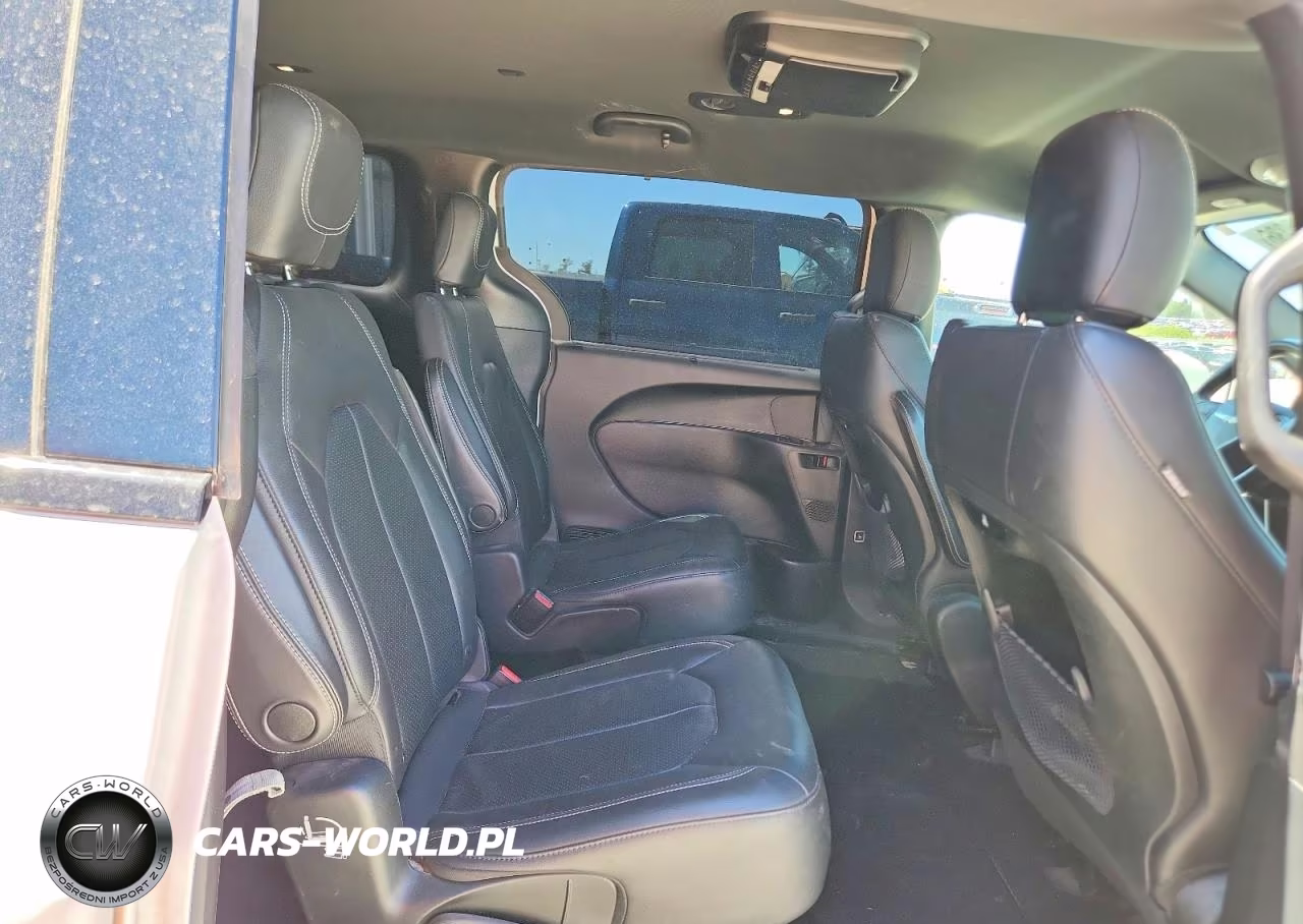2018 Chrysler Pacifica Touring L VIN:2C4RC1BG8JR334010 - 11
