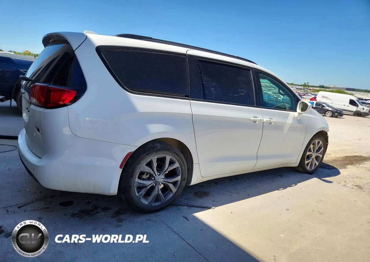 2018 Chrysler Pacifica Touring L VIN:2C4RC1BG8JR334010 - 3