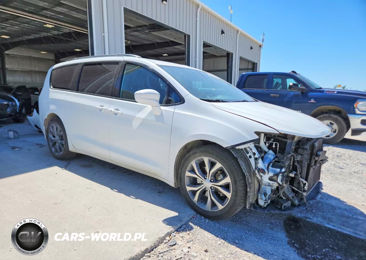 2018 Chrysler Pacifica Touring L VIN:2C4RC1BG8JR334010 - 4