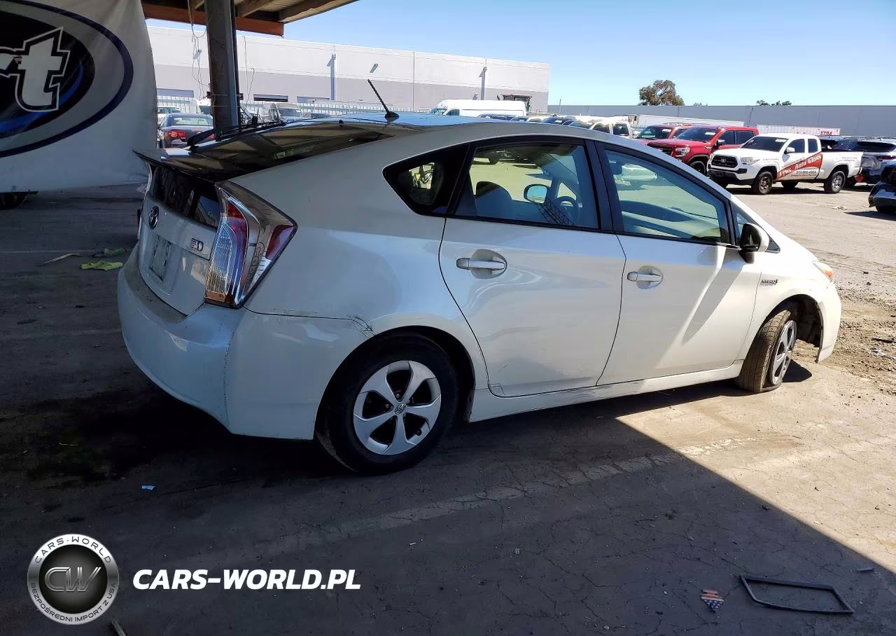 2015 Toyota Prius Two VIN:JTDKN3DUXF0444732 - 3