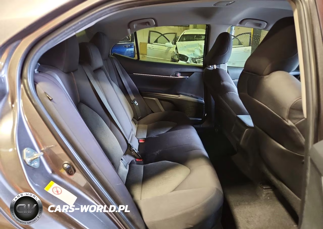 2018 Toyota Camry Le VIN:4T1B31HK6JU502741 - 10