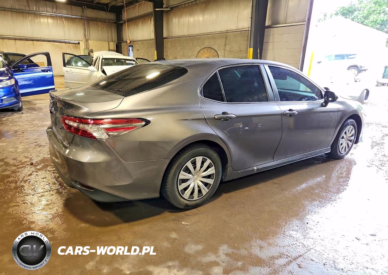 2018 Toyota Camry Le VIN:4T1B31HK6JU502741 - 3