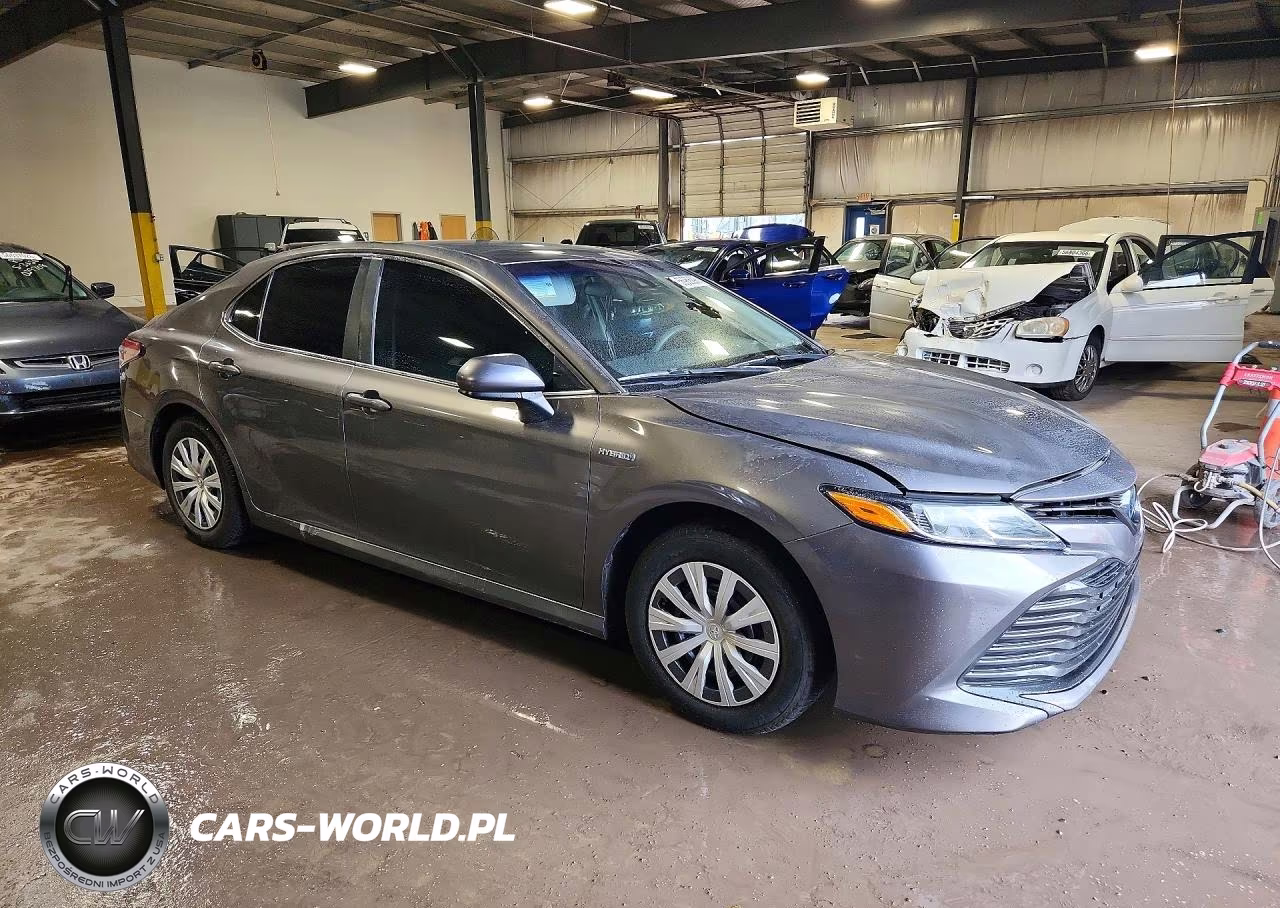 2018 Toyota Camry Le VIN:4T1B31HK6JU502741 - 4
