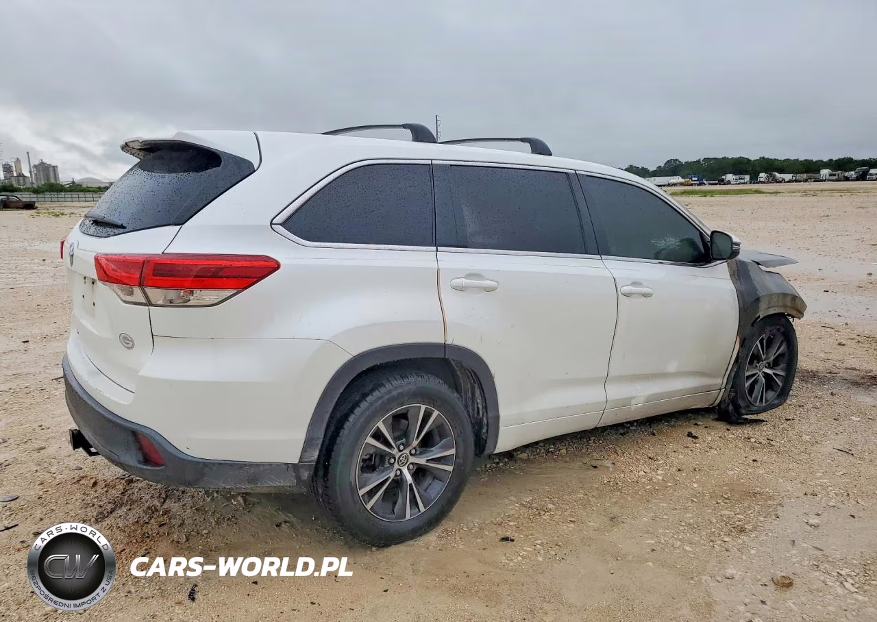 2017 Toyota Highlander Le VIN:5TDZARFH4HS028673 - 3