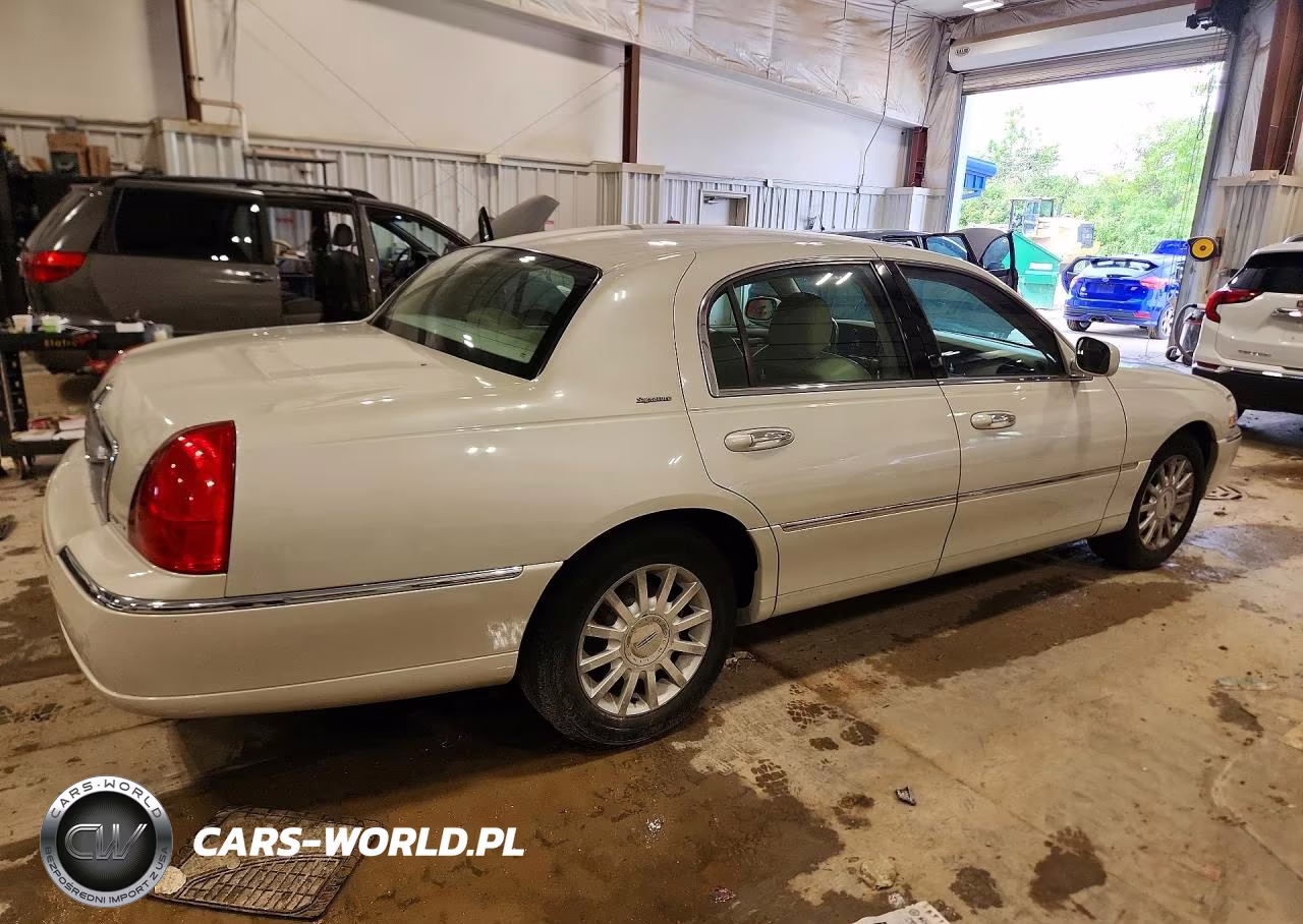 2006 Lincoln Town Car Signature VIN:1LNHM81W36Y622591 - 3