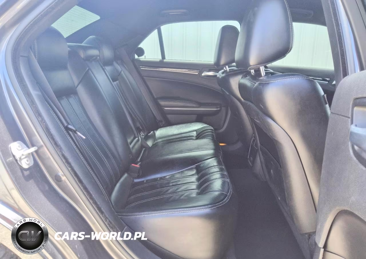 2019 Chrysler 300 S VIN:2C3CCABG1KH654206 - 10