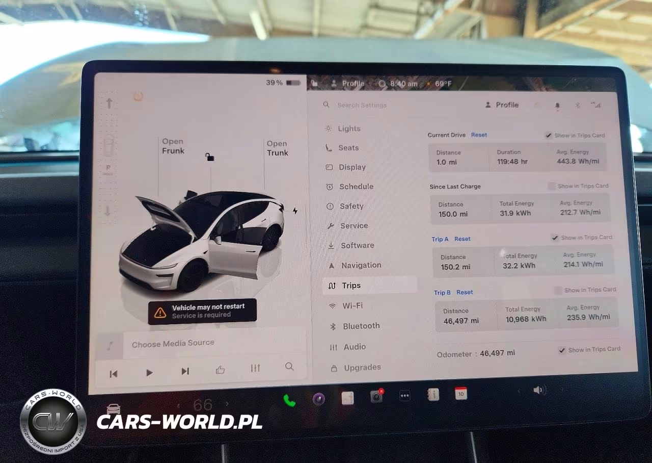 2026 Tesla Model Y VIN:7SAYGDEE8TF438574 - 9