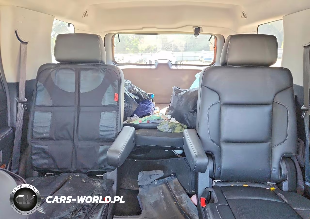 2018 Chevrolet Tahoe K1500 Premier VIN:1GNSKCKC0JR211246 - 10