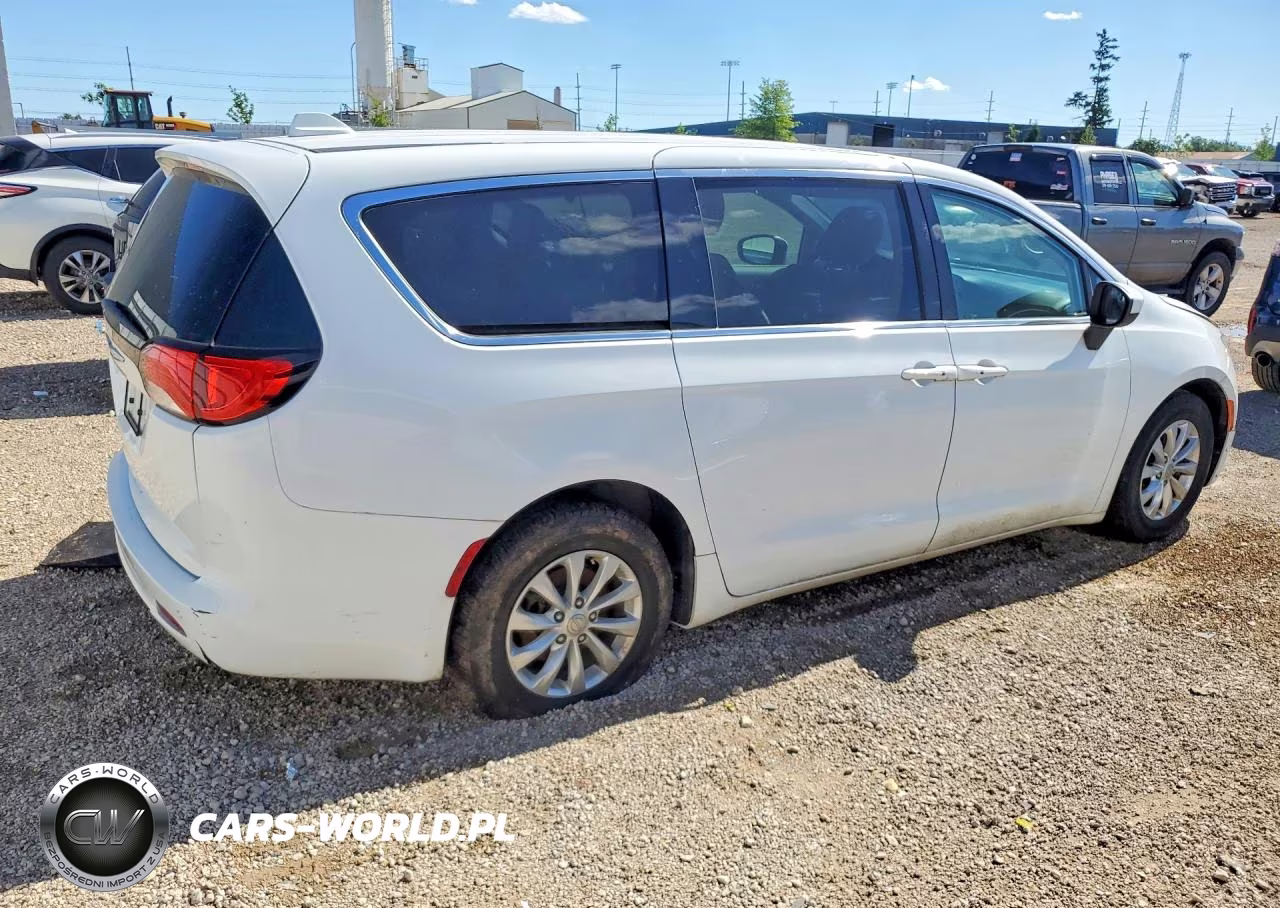 2017 Chrysler Pacifica Touring VIN:2C4RC1DG4HR634389 - 3
