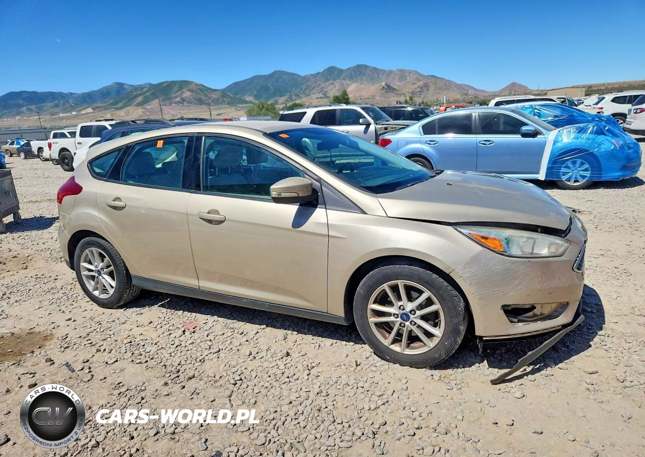 2017 Ford Focus Se VIN:1FADP3K29HL322469 - 4