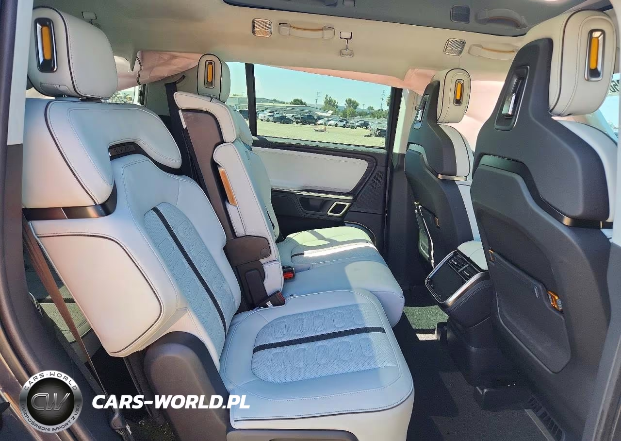 2024 Rivian R1S Adventure VIN:7PDSGABA4RN030708 - 11