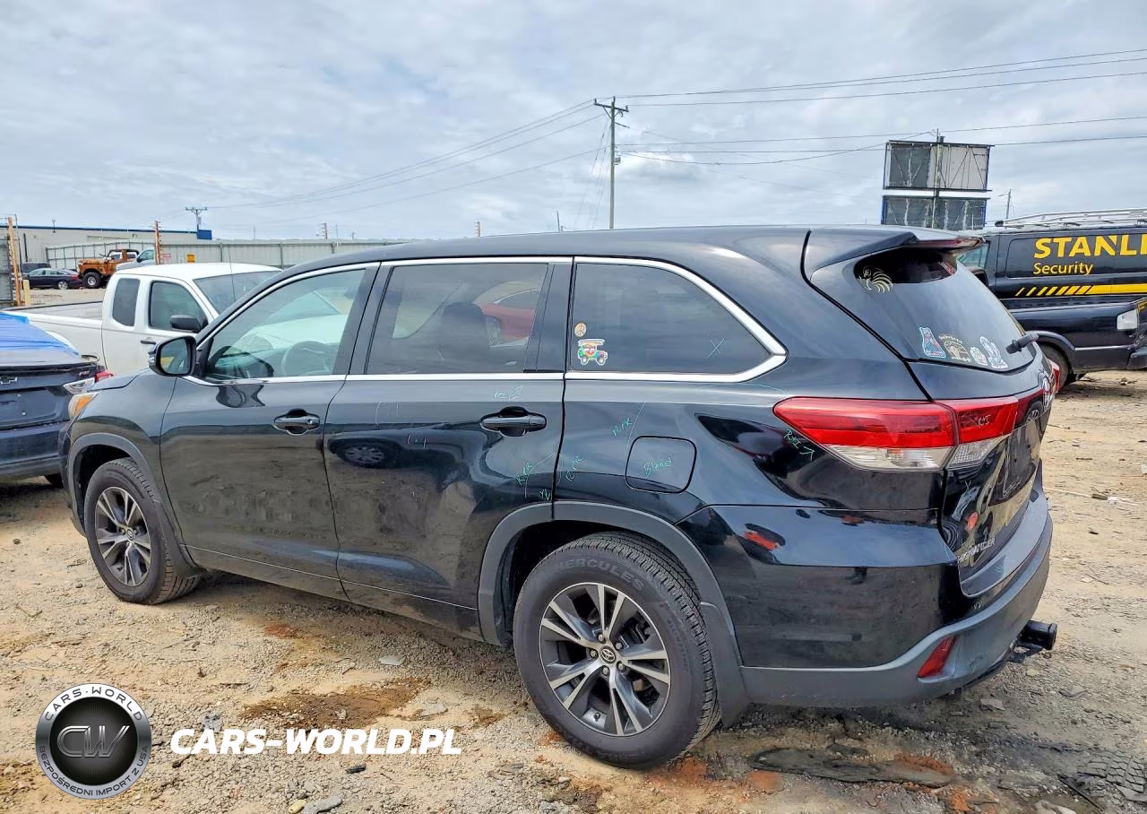 2018 Toyota Highlander Le VIN:5TDBZRFH8JS817683 - 2