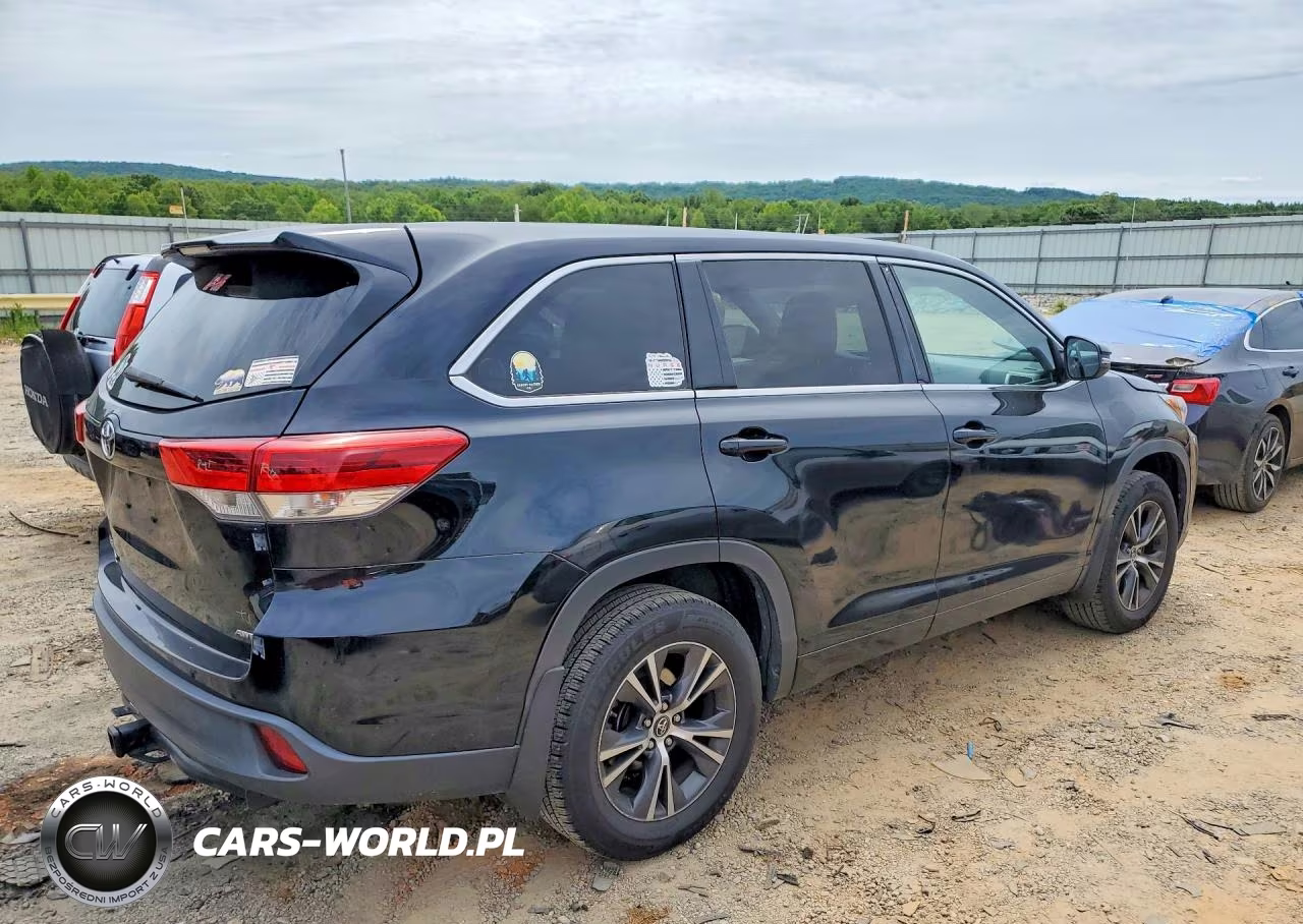 2018 Toyota Highlander Le VIN:5TDBZRFH8JS817683 - 3