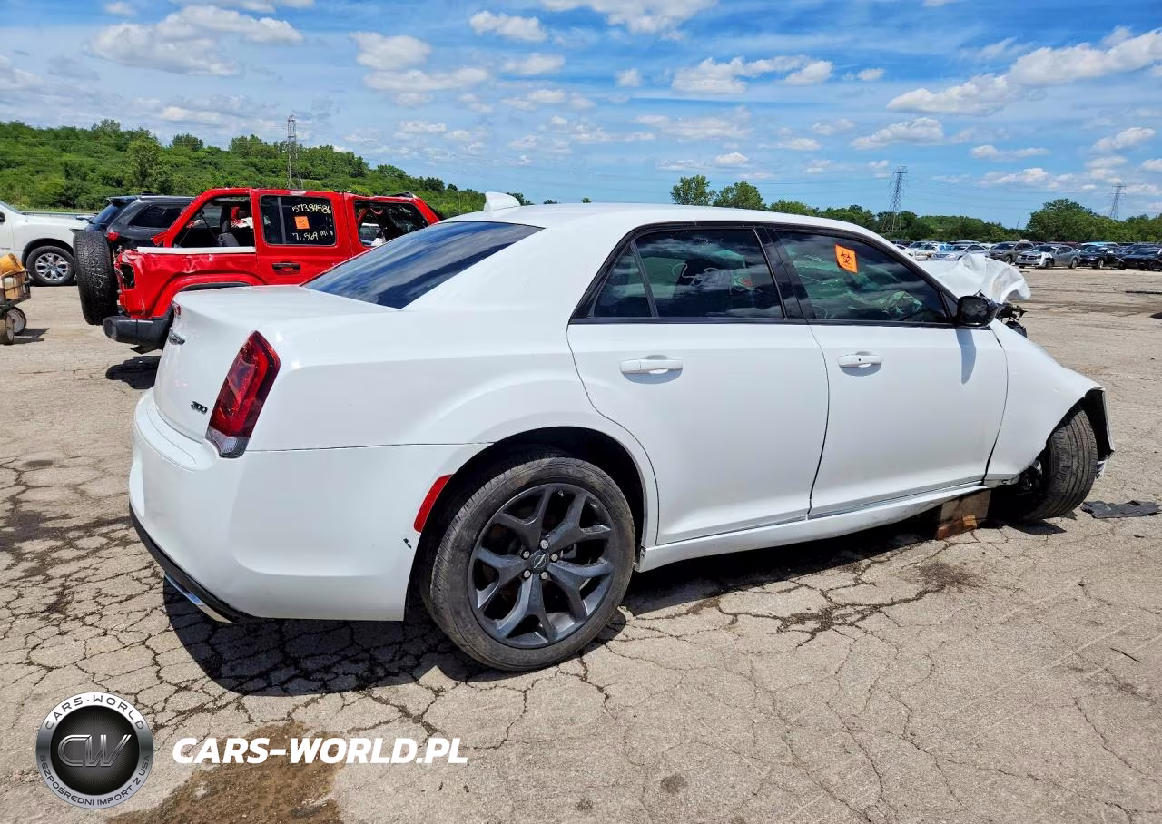 2022 Chrysler 300 Touring VIN:2C3CCAAG7NH134324 - 3