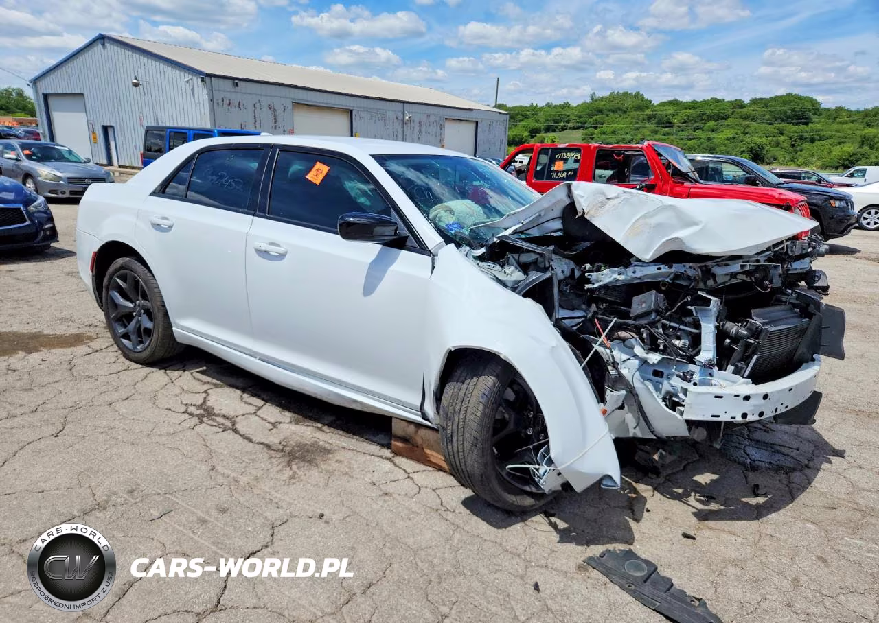 2022 Chrysler 300 Touring VIN:2C3CCAAG7NH134324 - 4