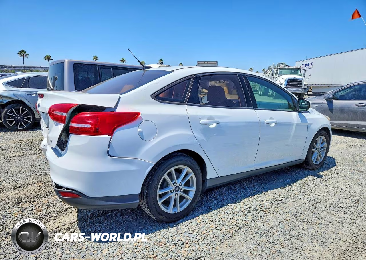 2015 Ford Focus Se VIN:1FADP3F2XFL317353 - 3